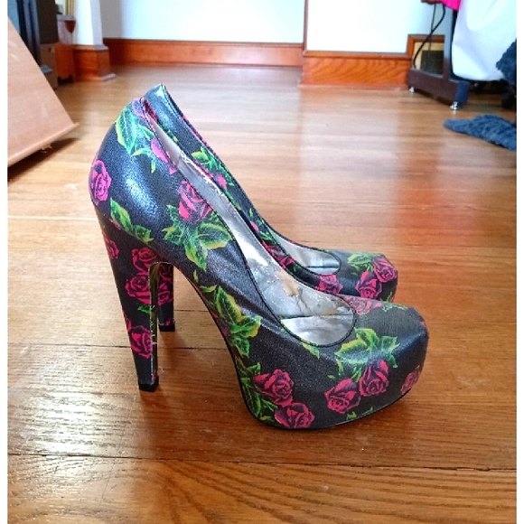 Betsey Johnson Shoes - BETSEY JOHNSON- Rose Print Platform Heels sz 7.5